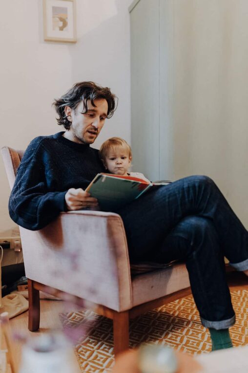 Papa liest seinem Sohn vor