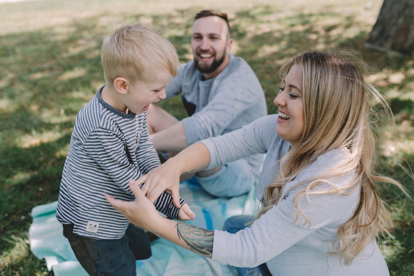 Mama und Kind spielen beim Picknick im Park