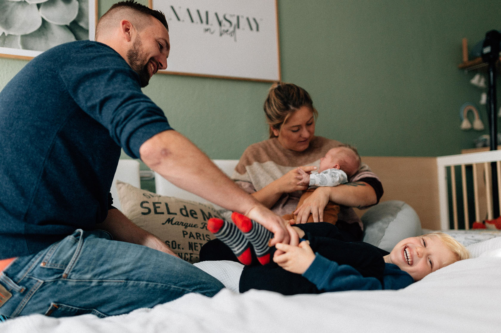 Babyfotos im Wochenbett mit Geschwisterkind