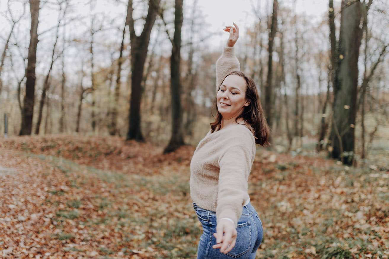 Frau tanzend im Wald