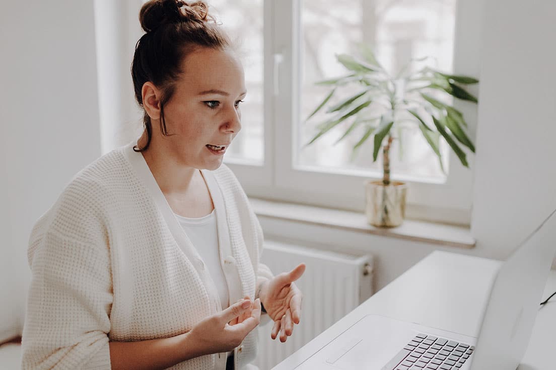 Frau im Gespräch am Computer