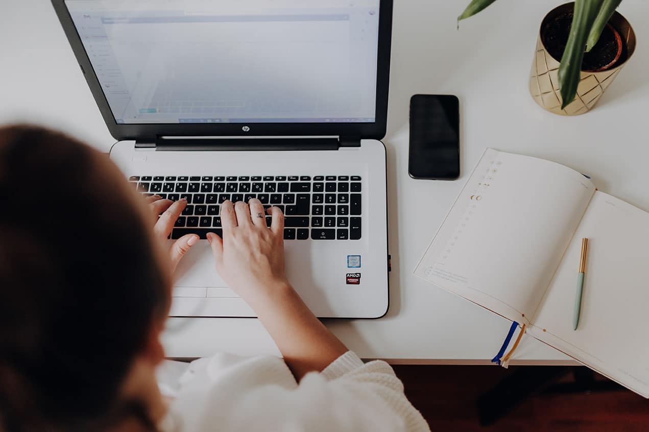 arbeitende Frau am Laptop von oben