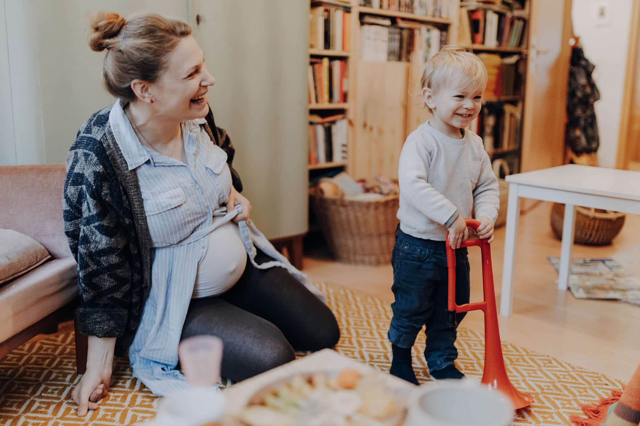 Mama und Kind lachen