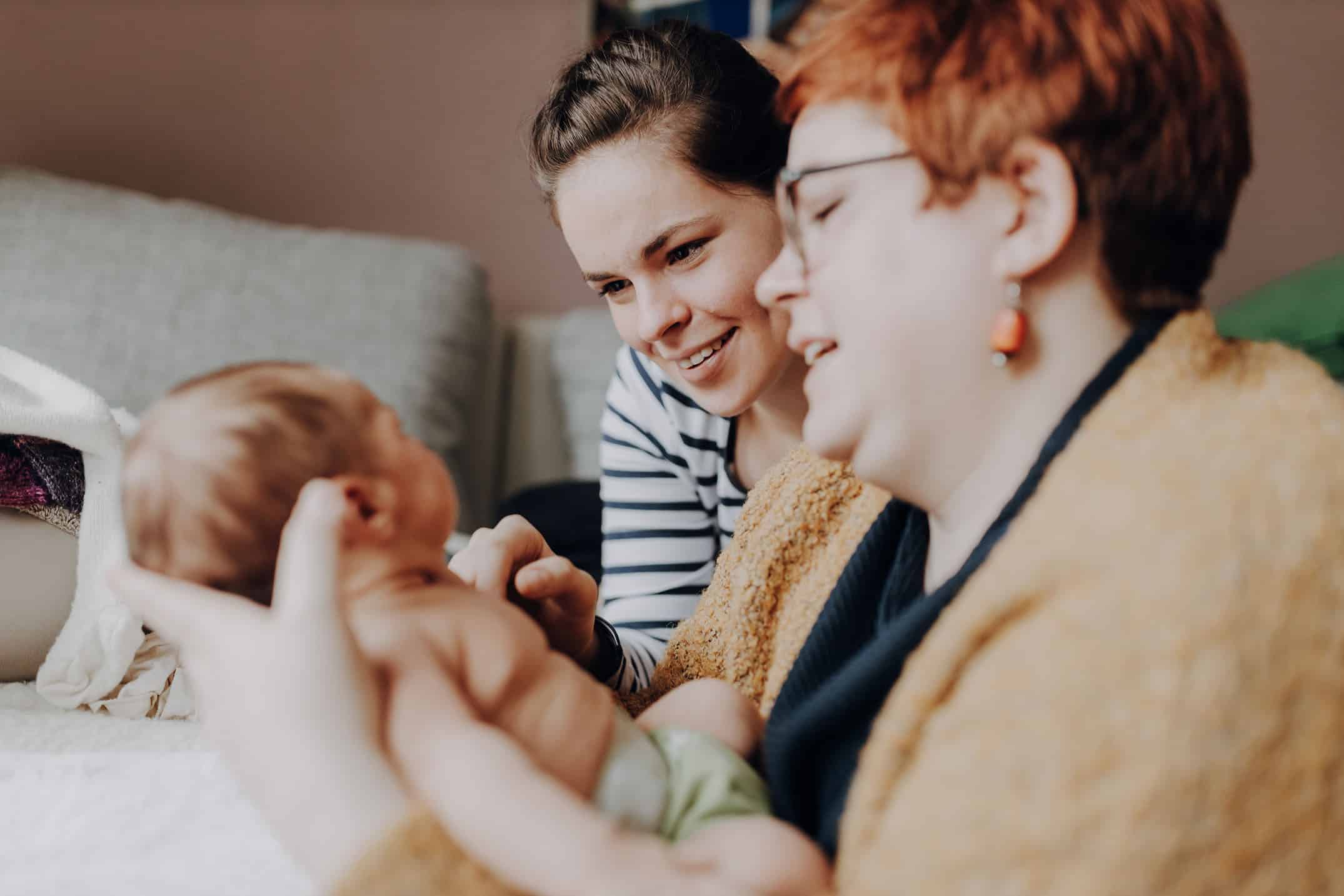 Hebamme hält Baby in den Händen