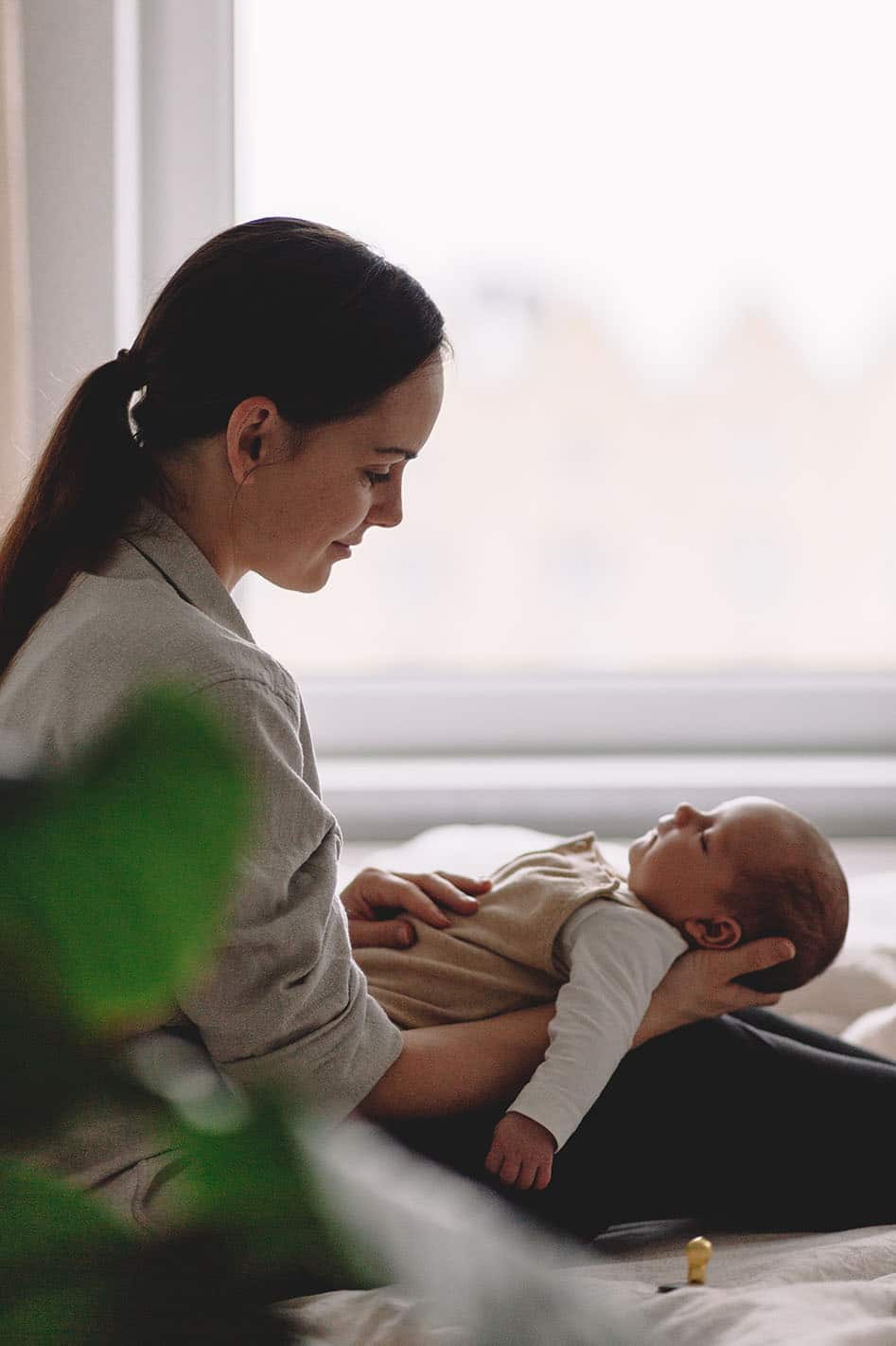 Mama hält Baby im Arm