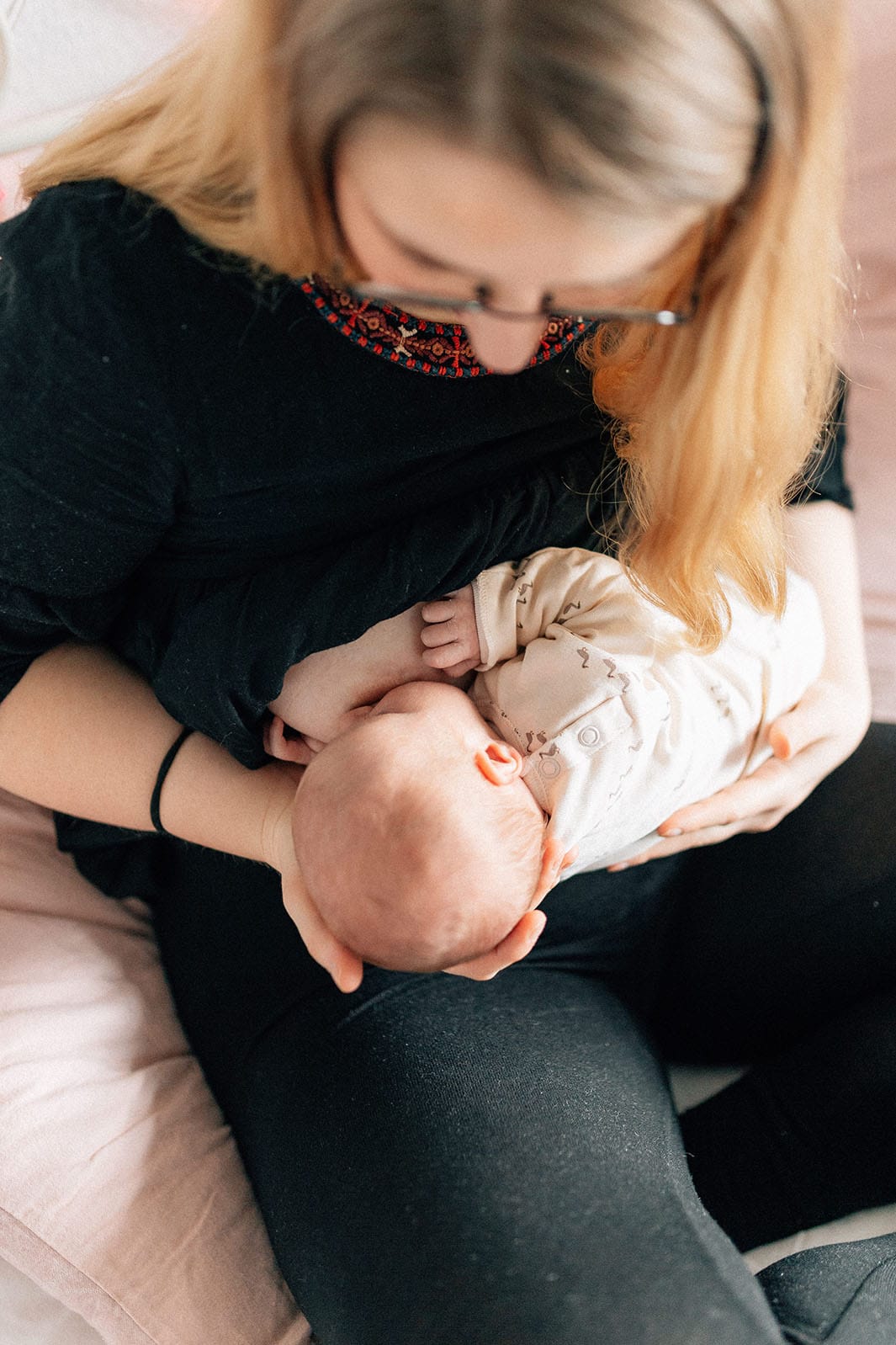 Authentische Neugeborenenfotos: Wie du dir den Zauber des Wochenbetts für immer bewahrst