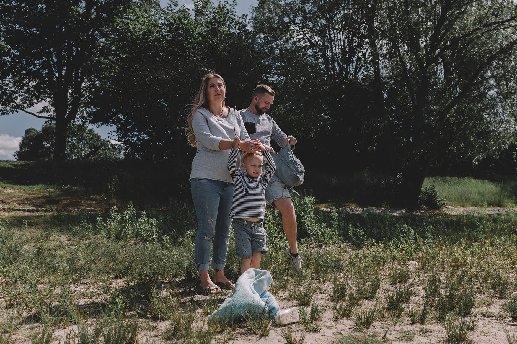 Schwangerschaftsbilder als Familienreportage in der Natur