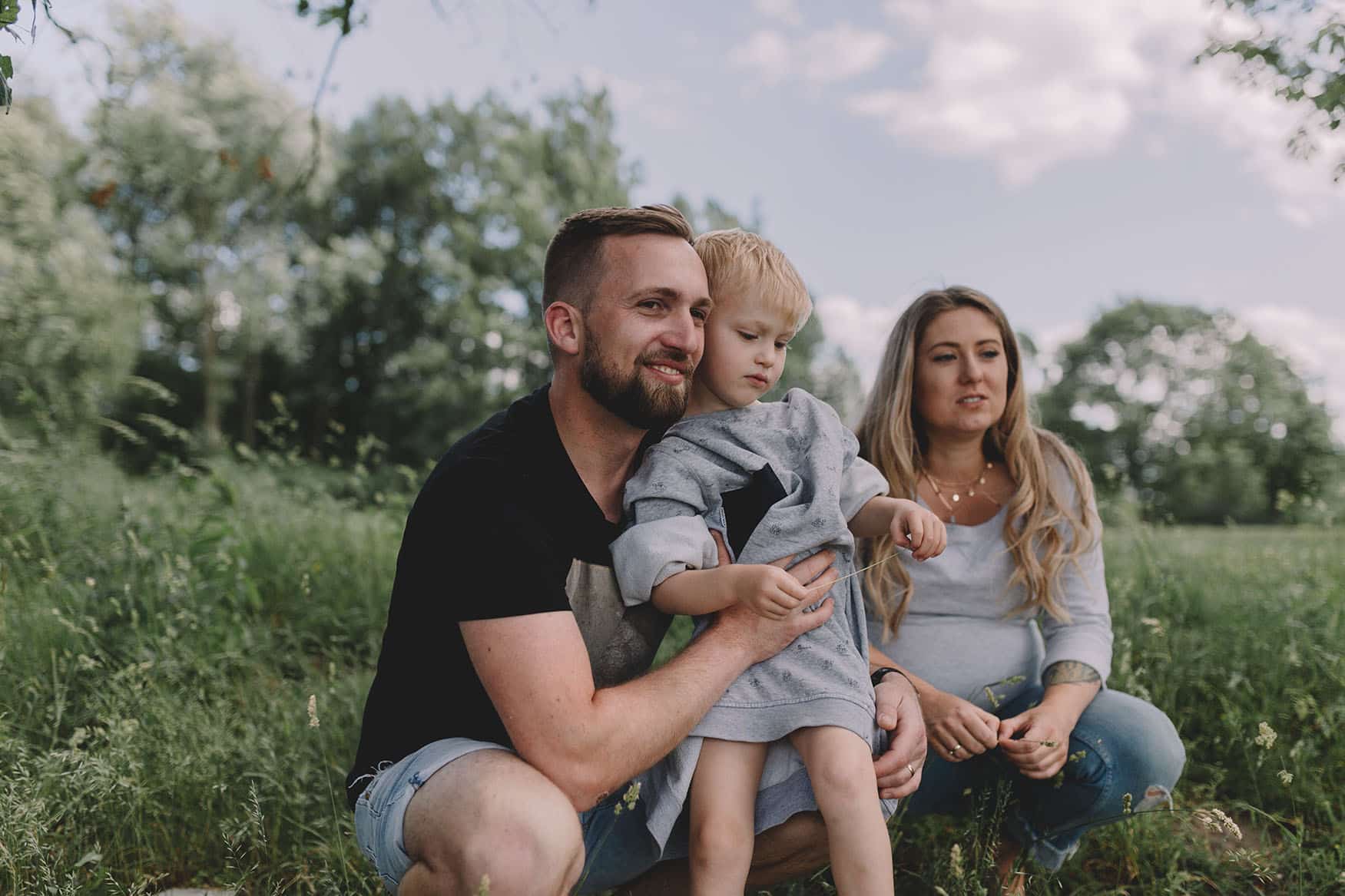 Schwangerschaftsbilder als Familienreportage in der Natur