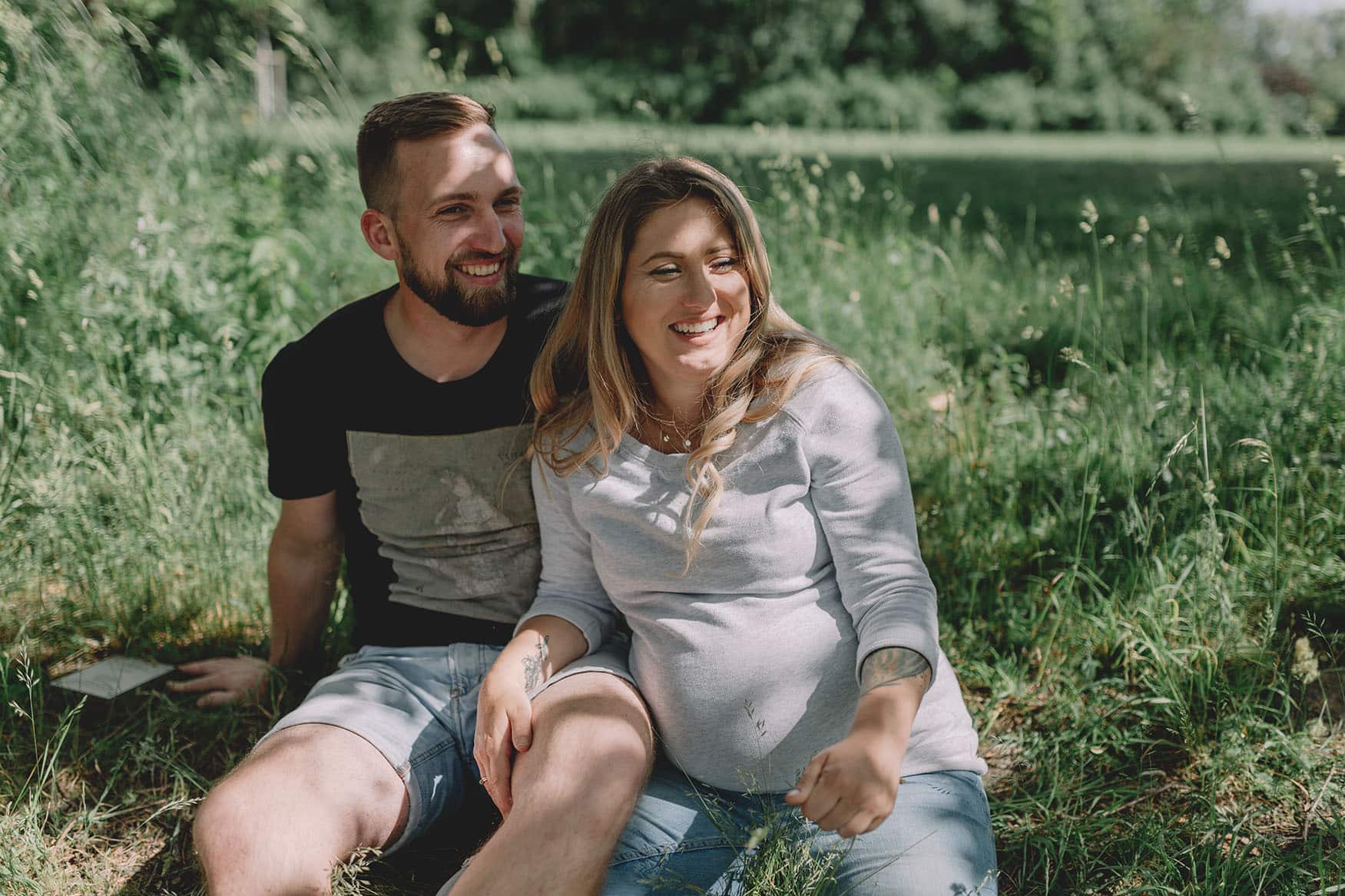 Schwangerschaftsbilder als Familienreportage in der Natur