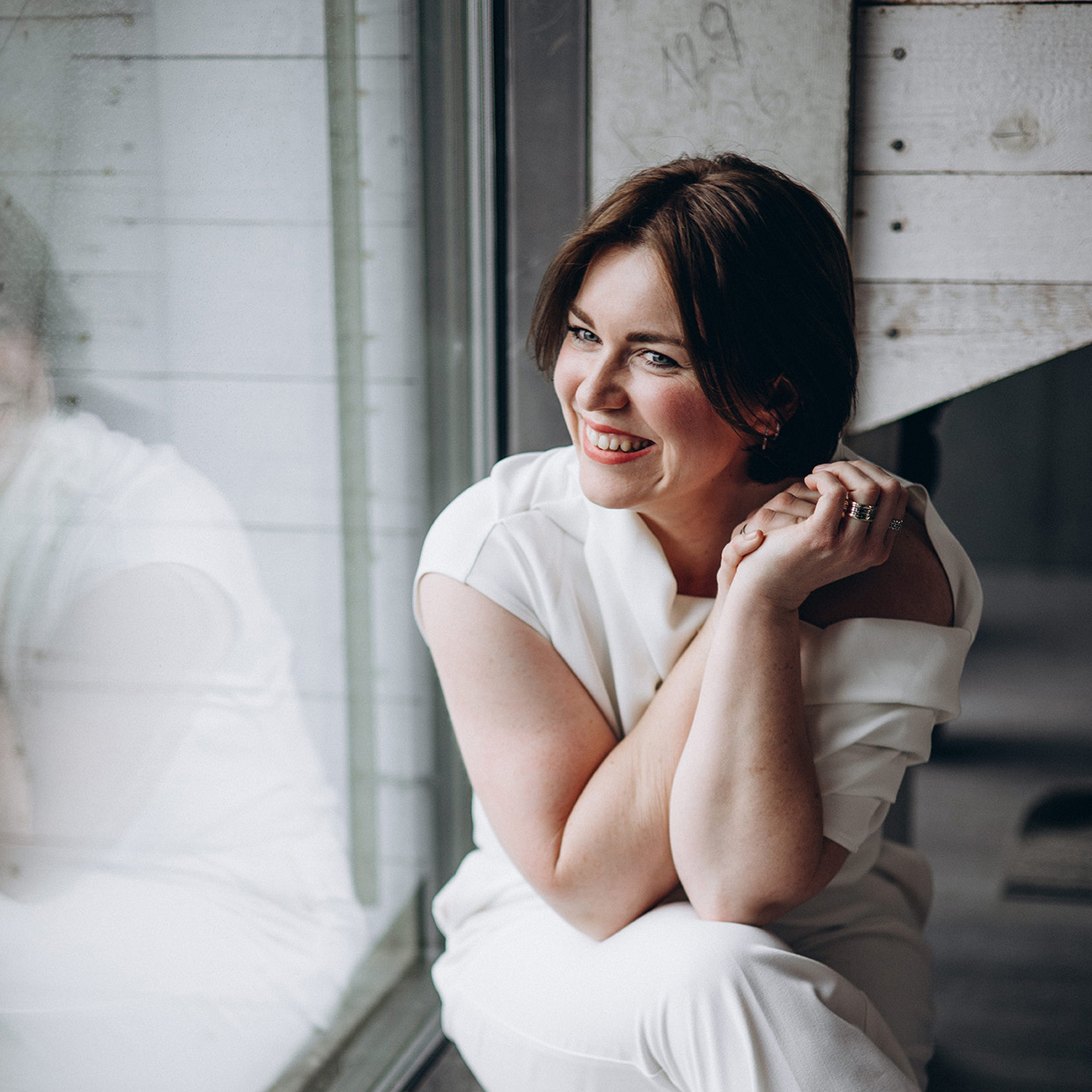 Frau sitzt am Fenster - Personal Branding Fotografie