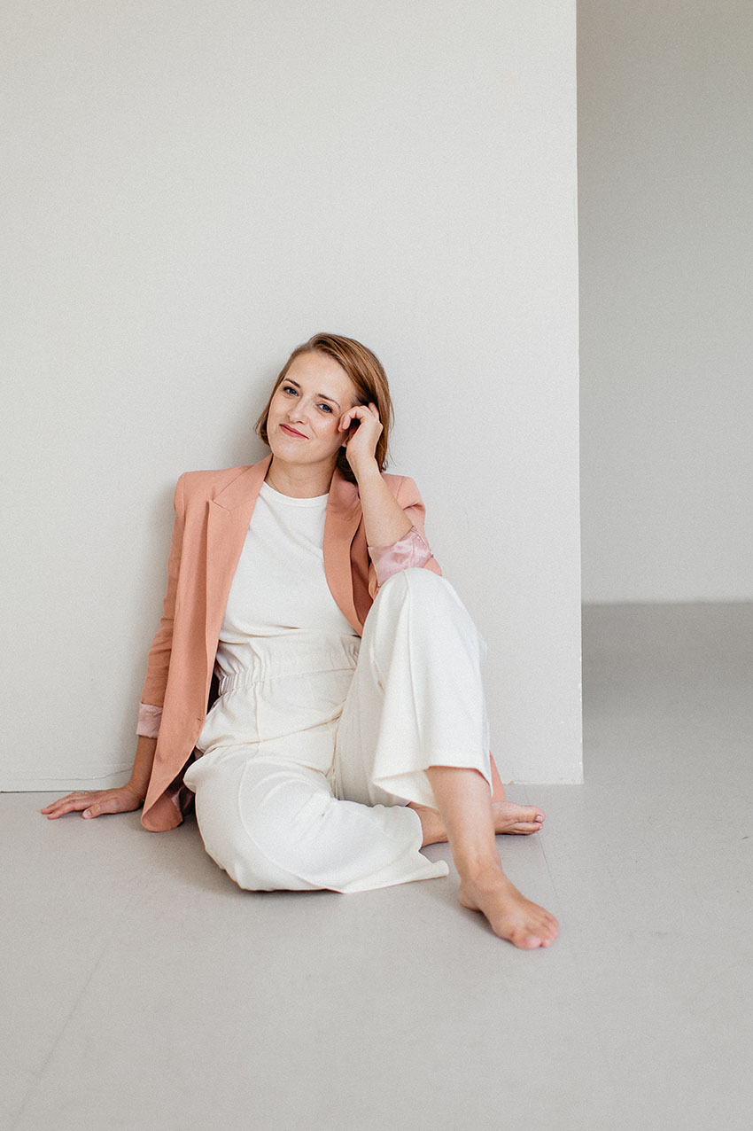 Frau sitzt auf dem Boden - Personal Branding Fotoshooting