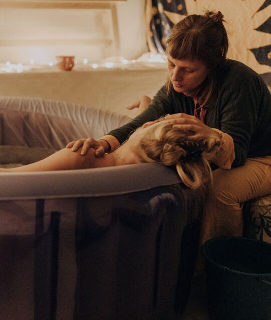 Doula und schwangere Frau