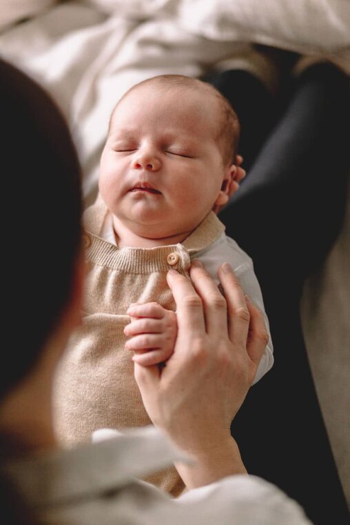 Baby in Mamas Schoß