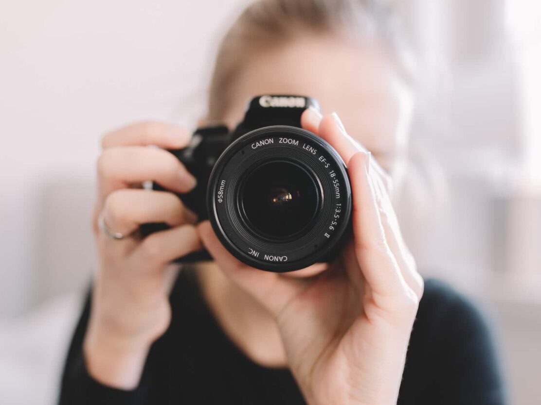 Frau beim Fotografieren