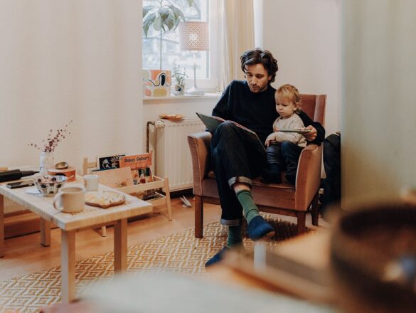 Papa liest Buch mit seinem Sohn