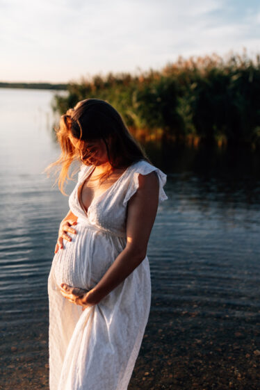 Schwangere Frau im See
